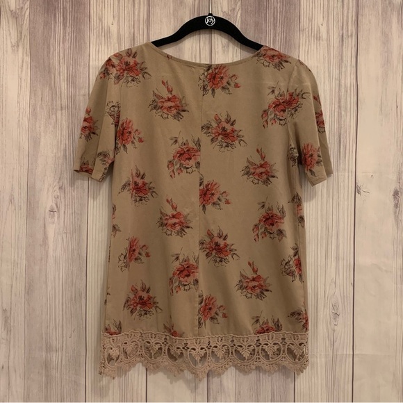Maurice’s Floral Rose Print Top With Lace Trim Size XS - Picture 2 of 5